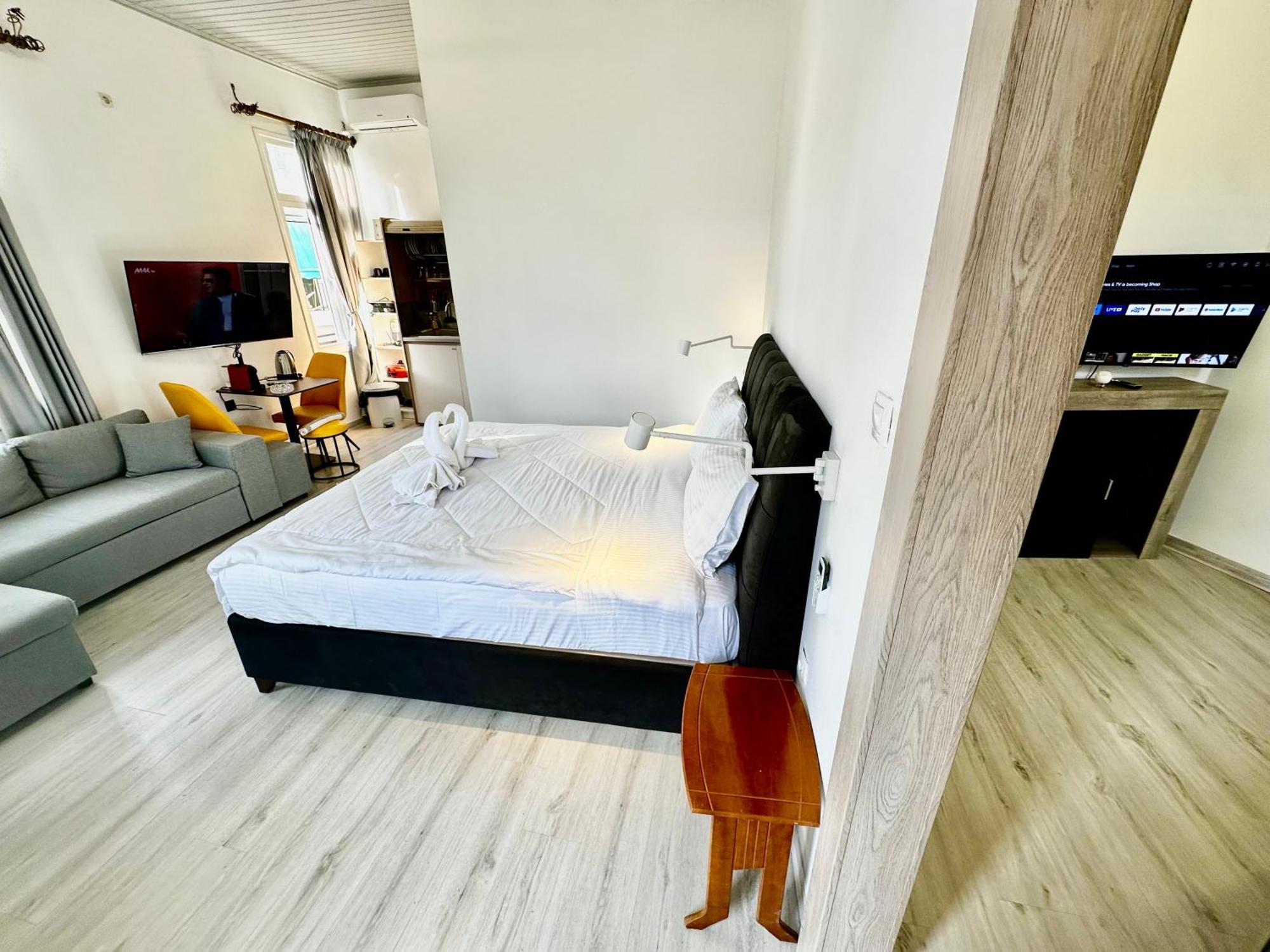 Travelers Luxury Suites, Studios & Apartments Corfu  Buitenkant foto
