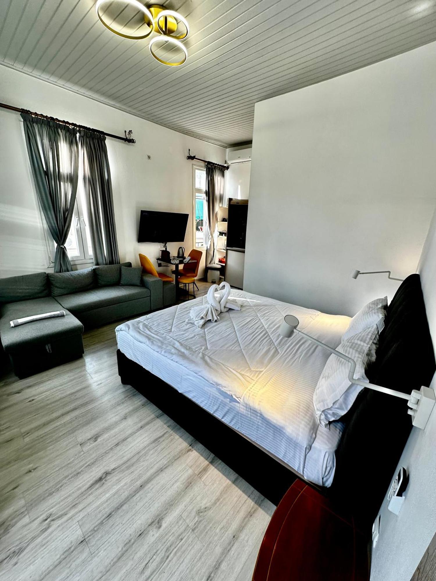 Travelers Luxury Suites, Studios & Apartments Corfu  Buitenkant foto